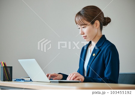 電卓で計算をする若い女性弁護士 電卓で計算をする若い女性弁護士 103455192