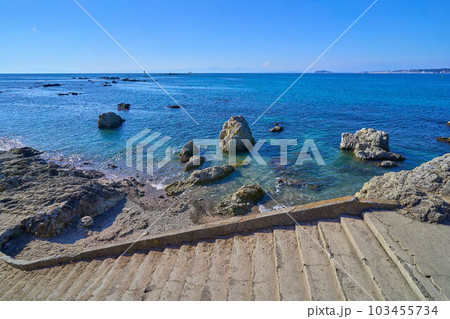 神奈川県三浦郡葉山町の森戸神社の裏から階段越しに西側の眺望 103455734