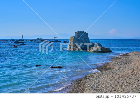 神奈川県三浦郡葉山町の森戸神社裏の海岸から西側の眺望 103455737