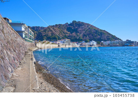 神奈川県三浦郡葉山町の森戸神社裏の海岸から南東側の眺望(真名瀬海岸など) 103455738