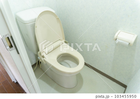 トイレのリフォーム前の写真画像　古いマンション室内　狭い　便座　斜め上から 103455950