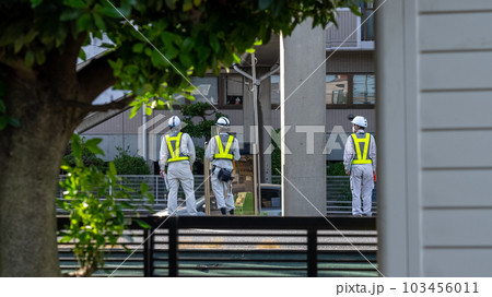 工事の実地調査をする調査員 工事の実地調査をする調査員 103456011