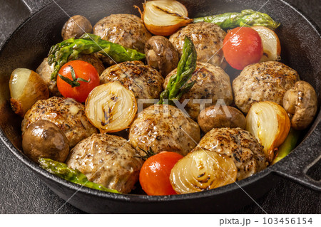 ハンバーグ Hamburger steak to cook at home 103456154