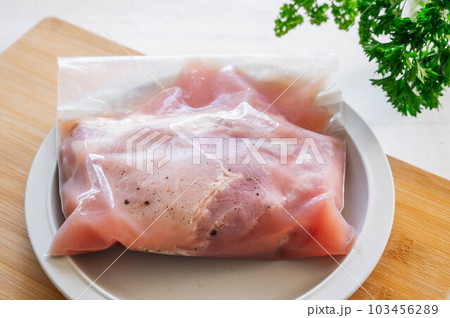 ホエイ液に漬けている豚肩ロース ホエイ液に漬けている豚肩ロース 103456289