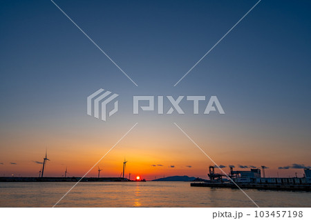 道の駅 あきた港 夕景 風力発電 道の駅 あきた港 夕景 風力発電 103457198