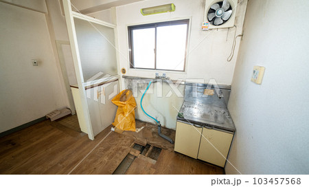リフォーム前の事故物件のキッチン リフォーム前の事故物件のキッチン 103457568