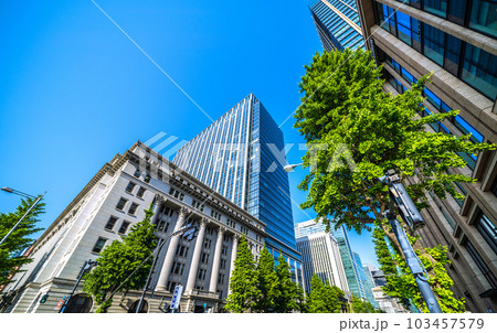 日本の東京都市景観　初真夏日。日比谷駅（有楽町駅・二重橋前駅）出入口がある馬場先門交差点＝17日 103457579