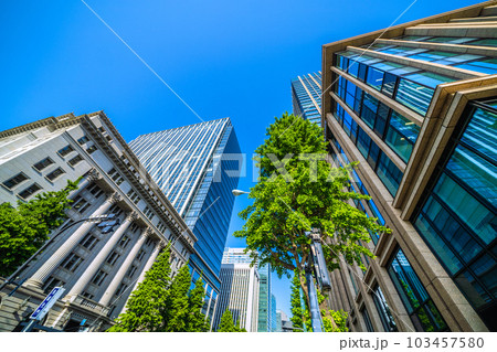日本の東京都市景観　初真夏日。日比谷駅（有楽町駅・二重橋前駅）出入口がある馬場先門交差点＝17日 103457580