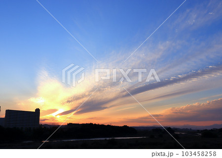 特徴的な雲と秋の夕焼け空 103458258