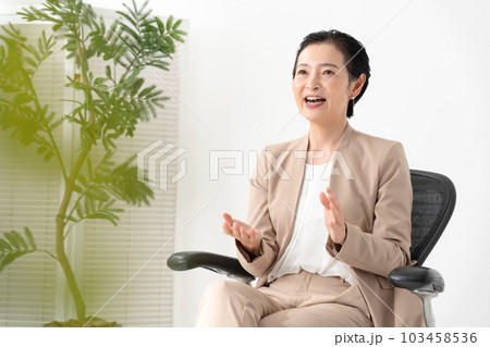 話をする女性　 103458536