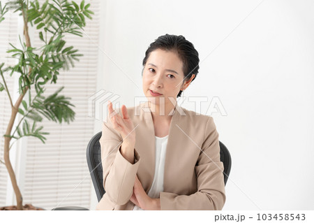 話をする女性　 103458543