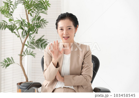 話をする女性　 103458545