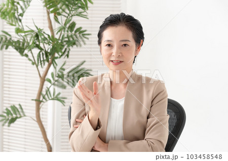 話をする女性 話をする女性 103458548