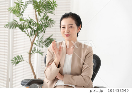 話をする女性 話をする女性 103458549