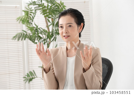 話をする女性　 103458551