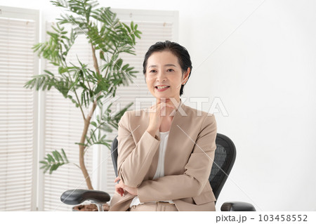 話をする女性　 103458552