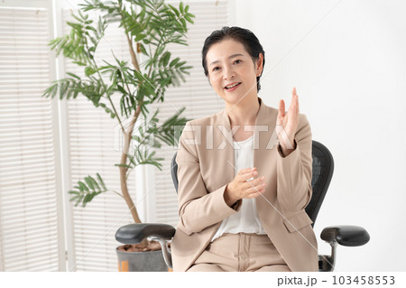 話をする女性 話をする女性 103458553