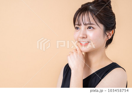 保湿を実感する若い女性。 103458754