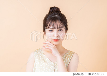 保湿を実感する若い女性。 保湿を実感する若い女性。 103458827