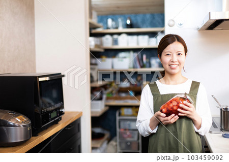 若い日本人女性、エプロンの主婦、キッチンでポートレート 若い日本人女性、エプロンの主婦、キッチンでポートレート 103459092