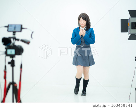ダンスの撮影をする女子高生 103459541