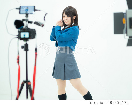 ダンスの撮影をする女子高生 ダンスの撮影をする女子高生 103459579
