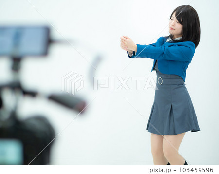 ダンスの撮影をする女子高生 ダンスの撮影をする女子高生 103459596