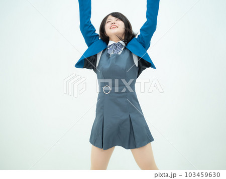 カメラの前でダンスを踊る女子高生 カメラの前でダンスを踊る女子高生 103459630