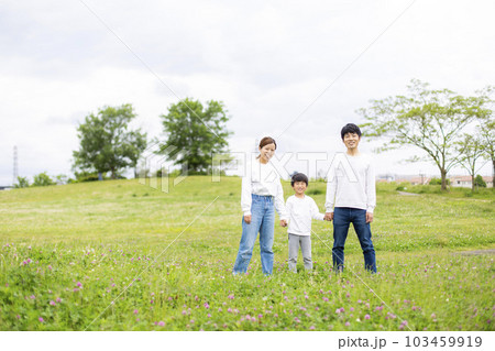 若い日本人家族のポートレート、新緑の季節の公園で撮影 若い日本人家族のポートレート、新緑の季節の公園で撮影 103459919