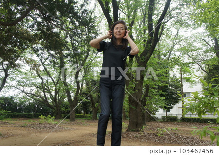 健康的な長身美人森林を散策 健康的な長身美人森林を散策 103462456