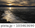 氷の張った諏訪湖 103463690