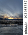 氷の張った湖の景色 103463787