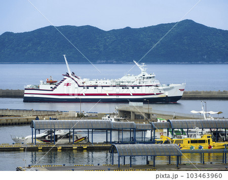 長崎県・福江島 福江港に入港するフェリー「椿」 / Fukue Island, Japan 長崎県・福江島 福江港に入港するフェリー「椿」 / Fukue Island, Japan 103463960