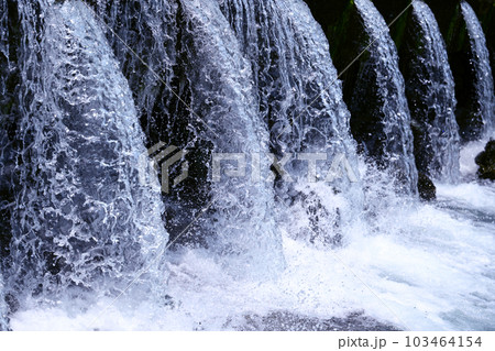 梅雨イメージ(河川の増水) 梅雨イメージ(河川の増水) 103464154