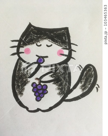 ぶどうを味見する猫　葡萄は美味しいみたい 103465363