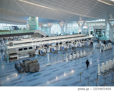 【日本】羽田空港国際線ターミナルの閑散としたチェックインカウンターフロア 103465400