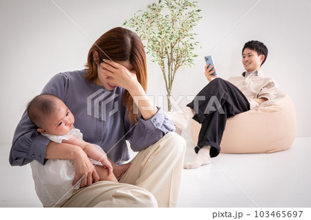 育児に協力しない父親　fathers who do not cooperate in raising 103465697