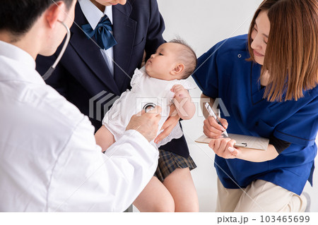 乳児検診　infant checkup 103465699