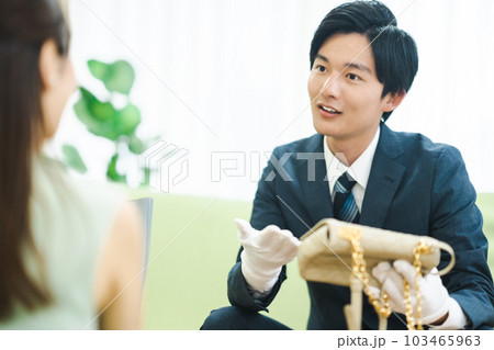 高級バックを査定をする買取専門業者 103465963