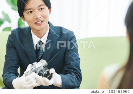 中古カメラを査定をする買取専門業者 中古カメラを査定をする買取専門業者 103465966