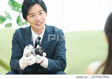 中古カメラを査定をする買取専門業者 中古カメラを査定をする買取専門業者 103465968