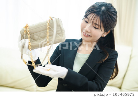 出張買取訪問をする若い女性スタッフ 出張買取訪問をする若い女性スタッフ 103465975