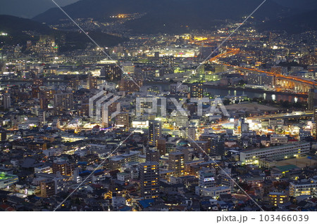 黄金山から眺めた冬の黄昏時の広島市内の景色 103466039