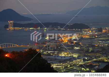黄金山から眺めた冬の黄昏時の広島市内の景色 103466040