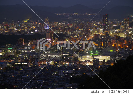 黄金山から眺めた冬の広島市内の夜景 103466041