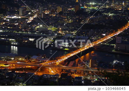 黄金山から眺めた冬の広島市内の夜景 103466045