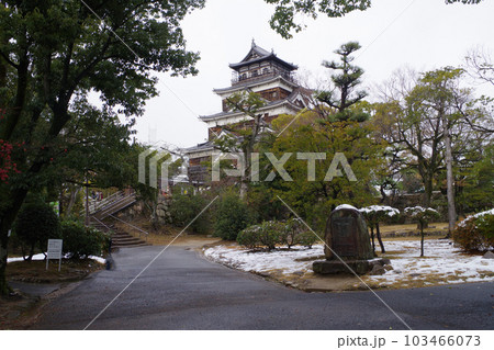 小雪の積もった広島城公園の景色 小雪の積もった広島城公園の景色 103466073