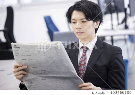 新聞を読むビジネスマン 103466100