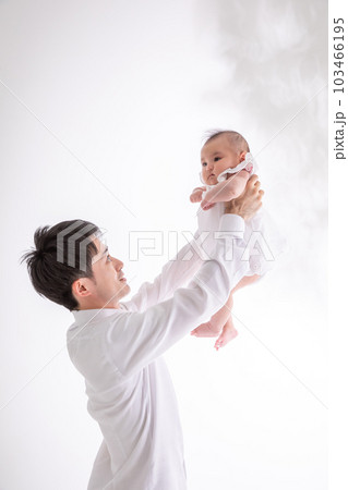 赤ちゃんを抱っこするお父さん new daddy 赤ちゃんを抱っこするお父さん new daddy 103466195