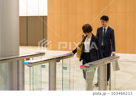 スマートフォンでゲートを通過するビジネスパーソン 103466211